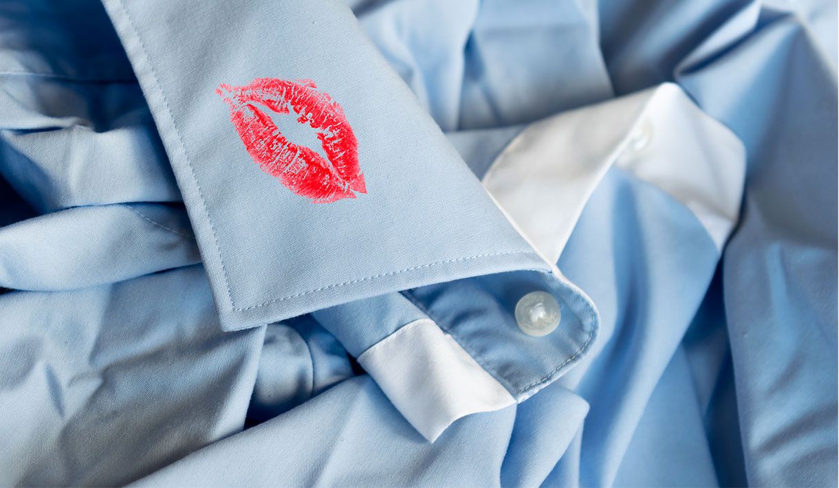 Infedeltà coniugale? Infedeltà matrimoniale? Affidati alle investigazioni per infedeltà di coppia altamente professionali di Phersei. Un nostro Investigatore privato specializzato in Infedeltà coniugale si occuperà del tuo caso raccogliendo le prove che cerchi. Siete preoccupati e sospettate l’ infedeltà coniugale del vostro coniuge? Sentite il bisogno di acquisire certezze e cercare risposte ai vostri sospetti? Con le nostre indagini matrimoniali per casi sospetti di infedeltà coniugale possiamo aiutarvi a dissolvere tutti i dubbi e restituirvi la serenità di cui avete bisogno. Il dubbio Se sospettate che vostro marito, vostra moglie o il vostro partner possa essere coinvolto in situazioni sentimentali con qualcun altro, se temete che possa avere qualche ''vizietto'', se pensate che lui o lei possa avere relazioni sessuali clandestine, se avete dei motivi per ritenere che vi stia mentendo o nascondendo qualcosa nonostante abbiate fatto tutte le considerazioni razionalmente possibili per dissolvere questi dubbi e rasserenarvi, state visitando il sito giusto e potrete affidarvi alle nostre indagini matrimoniali e per infedeltà i coppia. Scoprire ciò che è necessario sapere Prendere la decisione di avviare una investigazione matrimoniale per una sospetta infedeltà coniugale o infedeltà nel rapporto di coppia non è mai una scelta facile, ma in ultima analisi, se in cuor vostro non trovate ragione ai vostri dubbi, è necessario che facciate chiarezza definitivamente. Ai nostri giorni rivolgersi agli investigatori privati per raccogliere fonti di prova per casi di divorzio, separazione per colpa, infedeltà coniugale, o semplicemente perché si ha bisogno di sapere, è diventata una condizione del tutto normale. Gli investigatori privati sono dei professionisti consulenti come tanti altri, avvocati, psicologi,ecc, a cui affidarsi qualora ci siano delle problematiche da affrontare siano esse di natura privata familiare oppure di natura aziendale. Nel caso delle indagini matrimoniali per infedeltà coniugale l’investigatore privato è il professionista che ha la possibilità di ricercare eventuali prove in merito all’infedeltà, documentando i comportamenti della persona sottoposta ad indagine, al fine di individuare tutti i comportamenti e le condotte che entrano in contrasto con la normale vita di coppia e con la promessa matrimoniale prestata. Nelle indagini matrimoniali ci si rivolge all’ investigatore privato per fare chiarezza, dissolvere i dubbi, e ricominciare a vedere le cose come realmente sono. L’investigatore privato fornisce i pezzi mancanti del puzzle, scopre l’infedeltà o i comportamenti sospetti; quindi se avete bisogno di andare a fondo in merito a ciò che pensate proseguite la lettura. Pensi che il tuo partner ti tradisca? Il tuo partner ha perso interesse nei tuoi confronti? Il tuo partner ha cambiato comportamento ? La sua routine è cambiata? Hai la sensazione e temi che possa avere frequentazioni discutibili ? Questi sono solo alcuni dei fattori scatenanti che potrebbero aver portato a pensare che tuo marito, tua moglie o il tuo convivente stia mentendo o ti stia nascondendo qualcosa. Anche se possono esserci una serie di altre plausibili ragioni che possono giustificare questi cambiamenti nel comportamento, essi suggeriscono spesso una qualche forma di infedeltà, di inganno, o menzogna. Se hai motivo di credere che tua moglie, marito o compagno potrebbe esserti infedele ed avere una relazione extra coniugale possiamo certamente comprendere quanto possa essere difficile affacciarsi a tale possibilità ed affrontarla. Lo scopo del nostro lavoro è fornirti delle informazioni nel merito che sblocchino la situazione, qualsiasi essa sia, e ti diano la possibilità di vedere il rapporto per quello che realmente è, senza compromessi, permettendoti di fare la scelta più giusta e ponderata. Con le nostre indagini matrimoniali faremo tutto il possibile per trovare le informazioni necessarie per chiarire qualsiasi situazione dubbia. Se questo dubbio vi assilla…..perché non entrare in contatto oggi con noi e raccontarci i vostri sospetti, le vostre paure e preoccupazioni? Capiremo i vostri bisogni, acquisiremo familiarità con la situazione che state vivendo, e siamo assolutamente sicuri di potervi aiutare, anche con dei semplici suggerimenti, a trovare la soluzione migliore. Se riterremo che non abbiate bisogno del nostro intervento saremo i primi a capirlo e rassicurarvi. Il primo passo Indipendentemente dal fatto che il tuo partner agisca insinuandoti dubbi e sospetti in merito a potenziali frequentazioni intime o affettive con qualche altra donna o uomo, ci sono normalmente degli eventi che innescano e che portano, presumibilmente anche nel tuo caso, a questa conclusione. Per poterti aiutare e consigliare abbiamo bisogno di conoscere e condividere con te queste ‘’ragioni di innesco’’ che hanno generato in te il sospetto; non dimenticare che noi non siamo coinvolti sentimentalmente nella situazione affettiva e pertanto il nostro giudizio e la nostra valutazione è assolutamente obiettiva e priva di vizi. Per questo è importante che rompi gli indugi e ci contatti; questo è il primo passo per la risoluzione del problema permettendoci di valutare il quadro della situazione. Una volta che avrete deciso di fare il primo passo, scoprirete che fare quella prima chiamata non è stato così difficile come si era immaginato, perché prima di tutto i responsabili della nostra agenzia sono persone. Non solo siamo esperti in investigazioni per infedeltà coniugale, matrimoniale e separazioni, ma abbiamo un’esperienza di vita e professionale che ci ha portato a condividere e risolvere i problemi sentimentali di molte persone, quindi sappiamo esattamente quanto difficile possa essere. Inoltre, le persone con cui entrerete in contatto sono assolutamente riservate e tutte le informazioni sin dal primo contatto sono coperte da segreto. Sapremo trovare la soluzione più adatta a voi perché ogni situazione è unica. La nostra agenzia investigativa svolge le investigazioni per infedeltà coniugale e matrimoniale attraverso l’impiego di investigatori privati altamente qualificati uomini e donne, esperti in indagini matrimoniali e personali e lavorano con il massimo livello di discrezione in ogni momento. Se siete preoccupati o angosciati dai dubbi di infedeltà coniugale, matrimoniale o comportamento sospetto, oggi è il giorno giusto per iniziare il percorso che ristabilisce la serenità nella vostra vita. Perché iniziare un’indagine è il modo migliore di procedere Vivere nel dubbio può logorare la vostra fiducia, la vostra autostima e la vostra capacità di vivere una vita normale. Consumarvi pensando di essere vittima di infedeltà può avere dei risvolti veramente devastanti. Supponendo di avere praticamente esaurito le possibilità di trovare una soluzione autonomamente al problema, è il momento di fare il passo successivo e ritrovare la vostra serenità. I nostri investigatori privati interverranno in base alle vostre indicazioni, ai vostri timori e ai vostri sospetti , studieremo un piano d’azione per dimostrare o confutare i dubbi che vi inquietano. Vi aiuteremo ad ottenere un quadro chiaro del vostro rapporto e cercheremo tutte le informazioni necessarie per consentirvi di prendere decisioni giuste. SE AVETE UN DUBBIO O UN SOSPETTO NON ESITATE, CONTATTATECI PER UN PREVENTIVO GRATUITO! Potete chiamarci telefonicamente in qualsiasi momento 24 ore su 24 per un consulto telefonico gratuito, per fissare un appuntamento oppure, se preferite, potete inviarci una mail con la vostra richiesta.